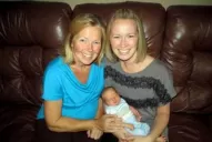 A los 49 años, le prestó su vientre a su hija y gestó a su nieto