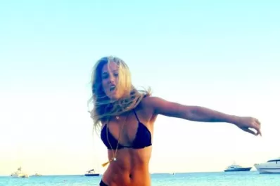 Bar Refaeli brilla bajo el sol de Grecia