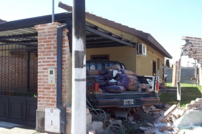 Chocó, derribó una tapia y se metió en la casa