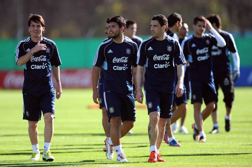 JOYITAS. Maxi Rodríguez (derecha), junto al Kun y Messi en una práctica. TELAM