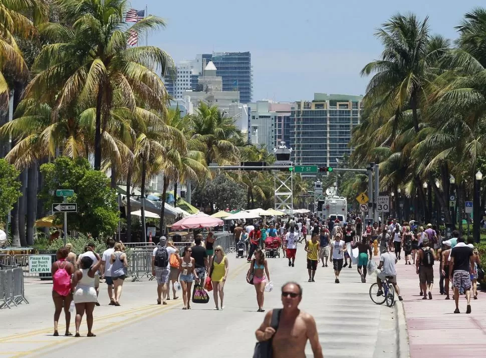 UNO DE LOS DESTINOS PREFERIDOS. Los argentinos suelen viajar a Miami. Ahora tendrán que cuidar más el consumo con tarjetas de crédito. REUTERS