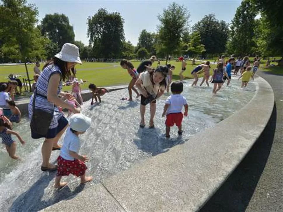 FUENTE-HOMENAJE. Es verano, y en Hyde Park los chicos chapotean. AFP