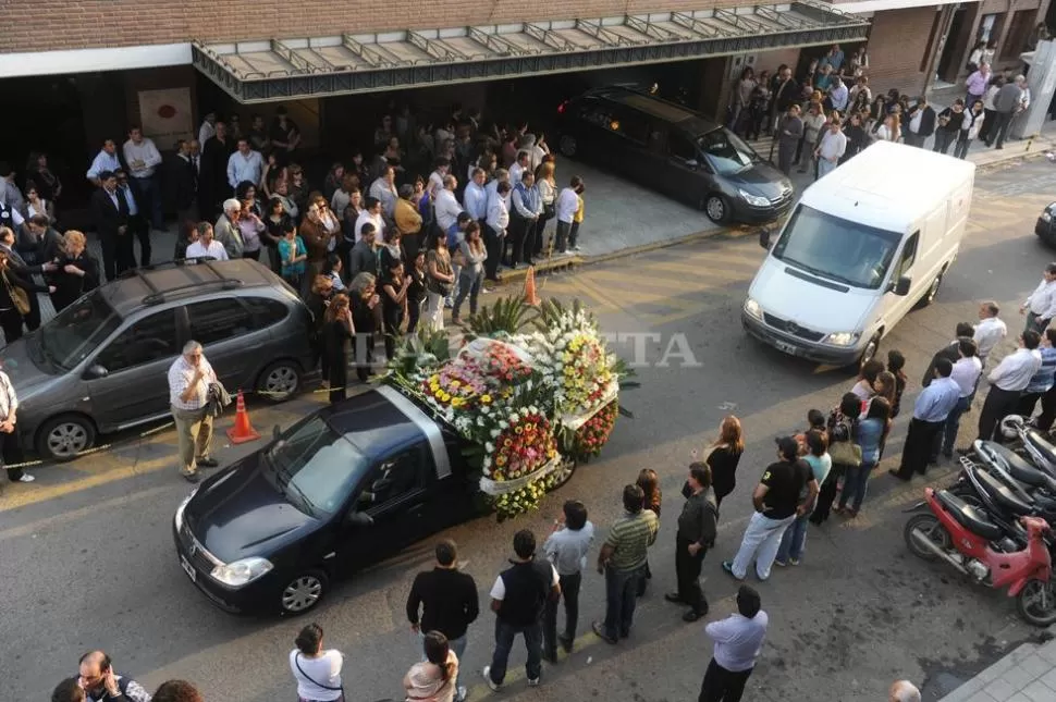 CONGOJA. Funcionarios, familiares y amigos despidieron los restos de Joaquín Jiménez. LA GACETA / FOTO DE ANTONIO FERRONI