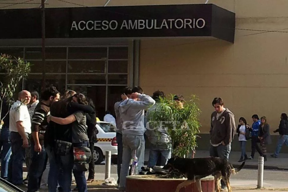 INESPERADO. Familiares y amigos se acercaron al hospital. LA GACETA/ FOTO DE MIGUEL VELARDEZ. 