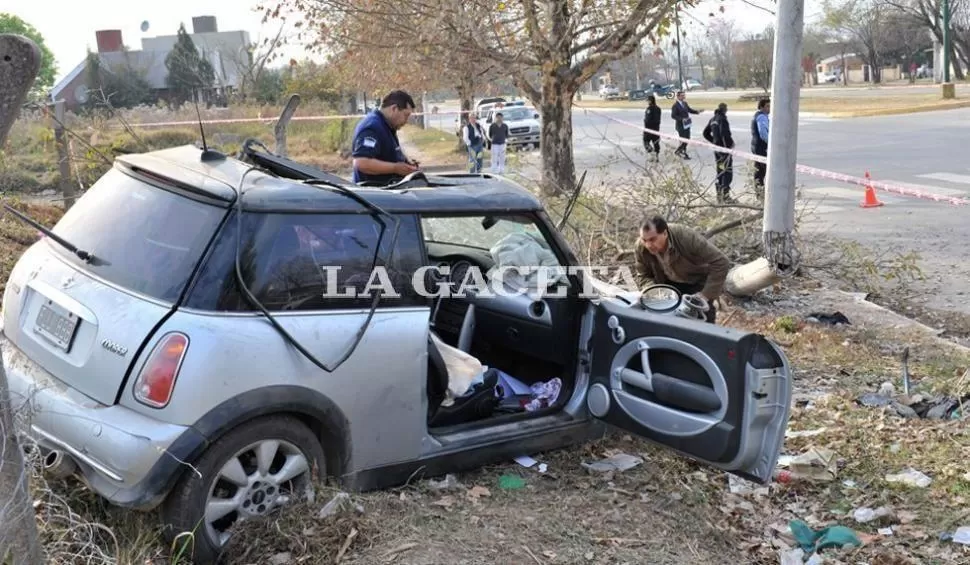 EN LA VEREDA Y DESTRUIDO. Tras el choque, el Audi A3, que conducía Mauro Ramón, de 23 años, quedó en sentido contrario al que transitaba. LA GACETA / FOTO DE OSCAR FERRONATO