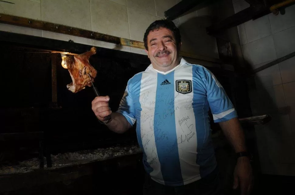 EL QUE SABE... Miguel D'Amico es el asador de la empresa de catering que alimentará a Messi y el resto del equipo en Córdoba. LA GACETA /  FRANCO VERA