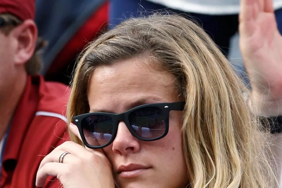 EMOCION. Decker no pudo contener las lágrimas al ver el final de la carrera del Bombardero de Nebraska. REUTERS