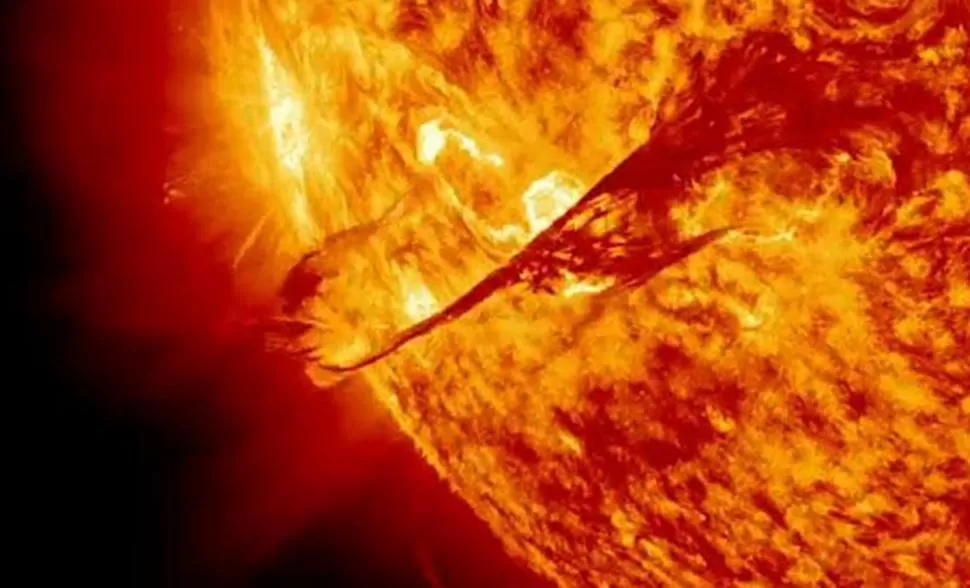 PRIMER PLANO. El desprendimiento de la masa solar viajó a 1.500 kilómetros por segundo. CAPTURA DE VIDEO / YOUTUBE.COM