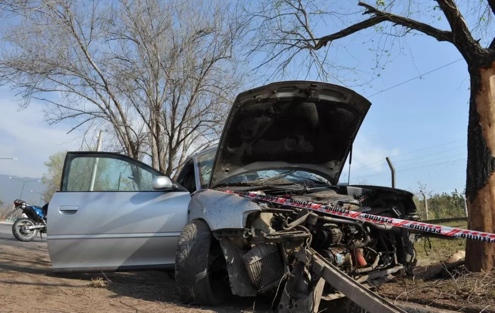 DAÑOS. El paragolpe y el motor del Audi A3 quedaron destruidos tras el choque del sábado a la madrugada. LA GACETA / FOTO DE OSCAR FERRONATO 