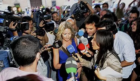 ¡SINVERGUENZA! Entrada de la concejal socialista, rodeada de medios de comunicación. FOTO TOMADA DE EFE