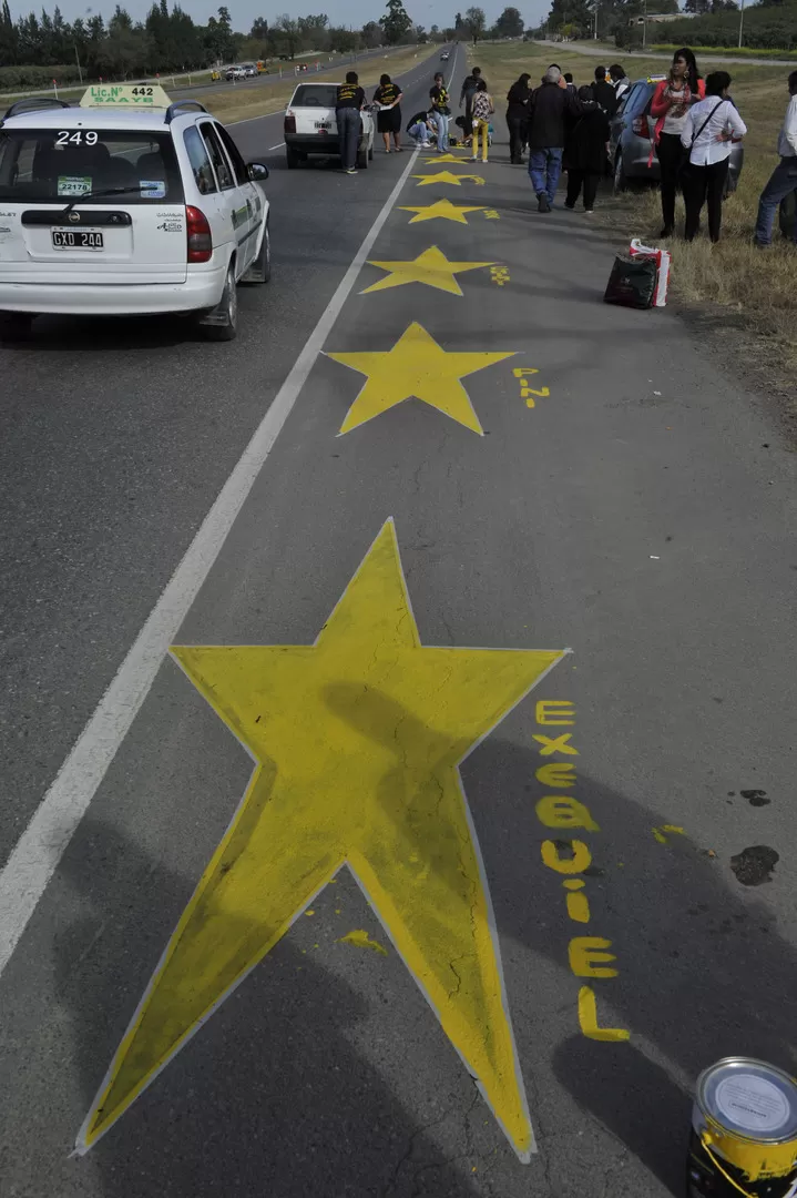 AL COSTADO DE LA RUTA. Las siete estrellas amarillas con el nombre de las víctimas de la tragedia de Los Nogales, fueron pintadas en la banquina de la autopista 9 en el sentido norte a sur (en dirección a San Miguel de Tucumán). LA GACETA / FOTO DE JORGE OLMOS SGROSSO