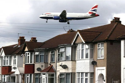 Londres: un hombre cayó desde un avión en pleno vuelo