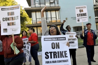 Docentes de Chicago realizan un paro y complican a Obama