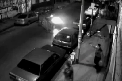Filman un violento intento de robo de un auto en Buenos Aires