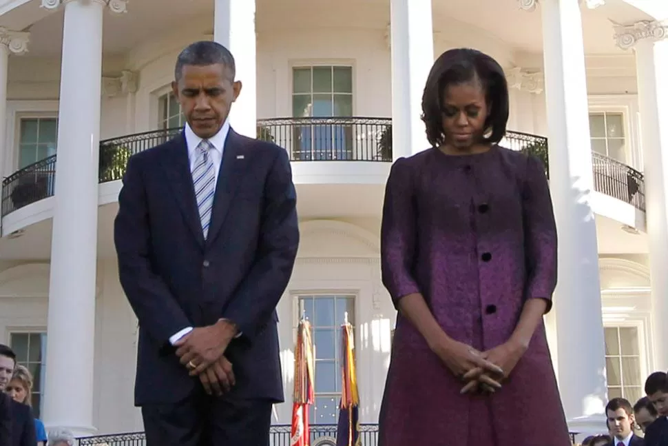 RESPETO. Obama y su esposa hicieron un minuto de silencio a la hora en que el primer avión se estrelló en una de las Torres Gemelas. REUTERS