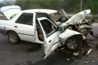 Un auto se incrustó en una rastra cañera