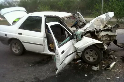 Un auto se incrustó en una rastra cañera