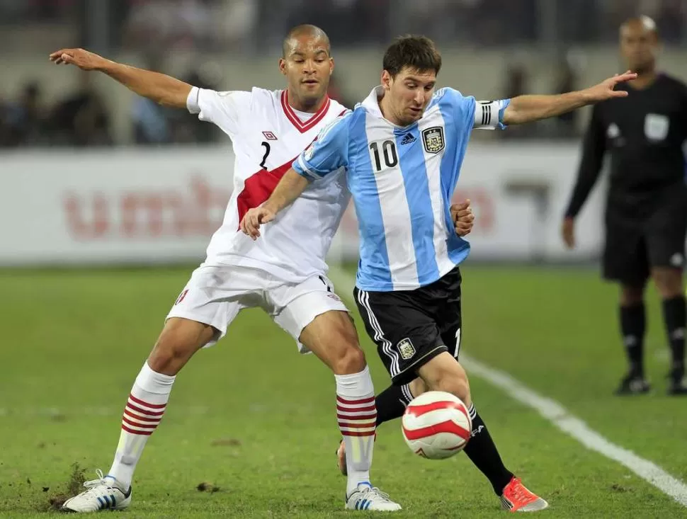 LO SIGUIERON POR TODOS LADOS. Rodríguez presiona a Messi, la gran preocupación de los peruanos. REUTERS