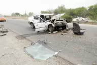 Un auto rural con seis personas se incrustó en un camión que llevaba caña de azúcar