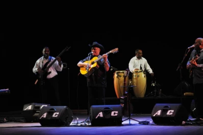 Buena Vista hizo bailar al público en los pasillos y hasta en el camino a casa