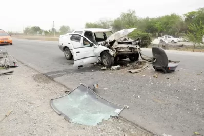 Un auto rural con seis personas se incrustó en un camión que llevaba caña de azúcar