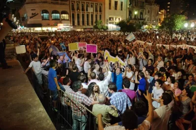 Cacerolazo en Tucumán: multitudinaria marcha en la plaza Independencia