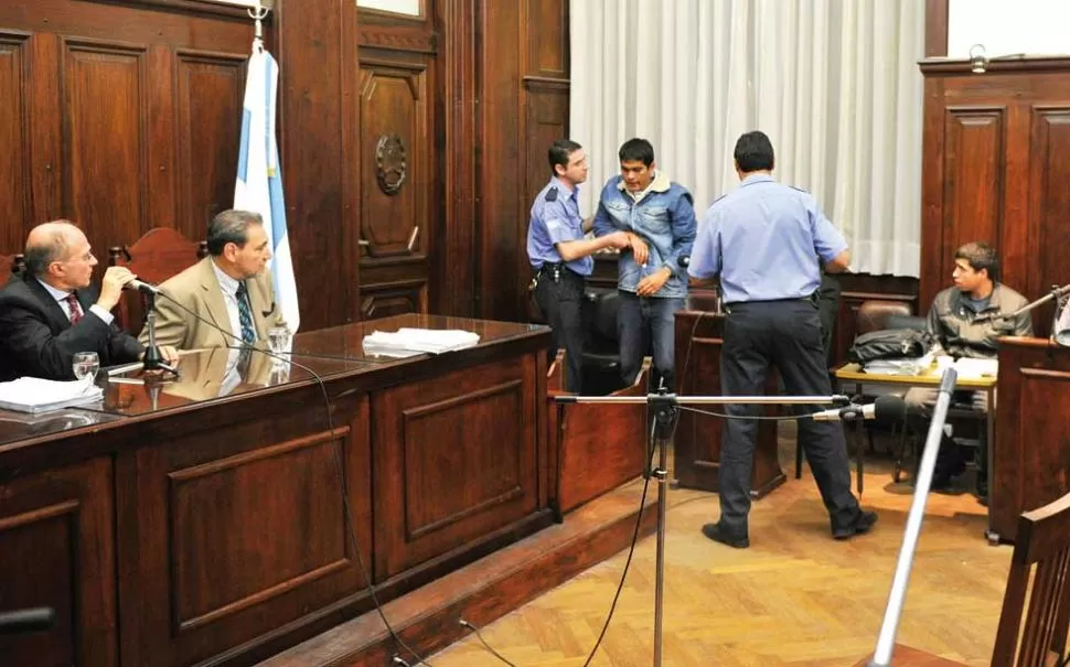 REACCIONES. Bebelú Méndez (de campera de jeans azul) pateó un pupitre que cayó al piso y un policía lo sujeta, mientras Soldadito Páez mira sentado.