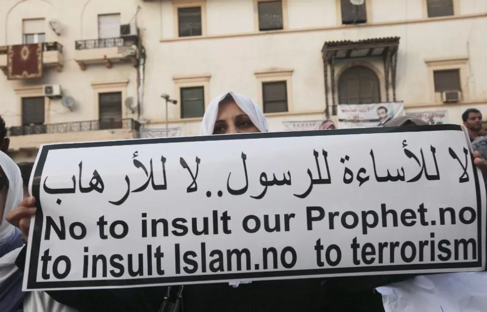 REPUDIOS. No insulten al Islam, no insulten al Profeta. No al terrorismo, dice el cartel que lleva una manifestante en Libia, durante una marcha para rechazar el ataque al consulado estadounidense en Libia. REUTERS