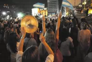 Vuelve a tronar en las cacerolas un masivo mensaje de malestar