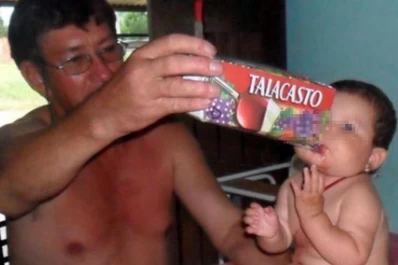 Le daba vino a su propia hija