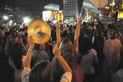 Vuelve a tronar en las cacerolas un masivo mensaje de malestar