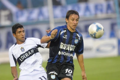 Un nervioso lobo asusta por su presente y pasado