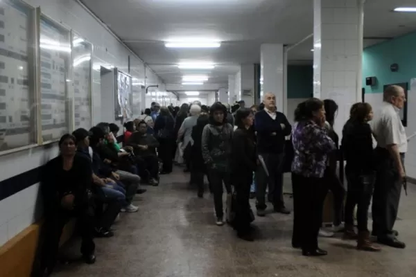 Pacientes hospitalarios deben esperar entre tres y cinco horas para que los atiendan