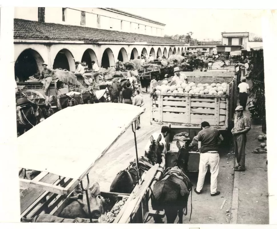 POSTAL DE ANTAÑO. El Abasto, en una foto de los años 60, cuando bullía. LA GACETA / ARCHIVO