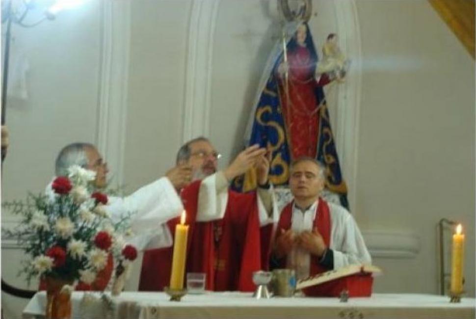 EN TUCUMAN. El Obispo de Concepción, José María Rossi (centro) en una misa con el padre Justo Ilarraz (derecha), acusado de violar a más de 50 chicos. LA GACETA / ARCHIVO 