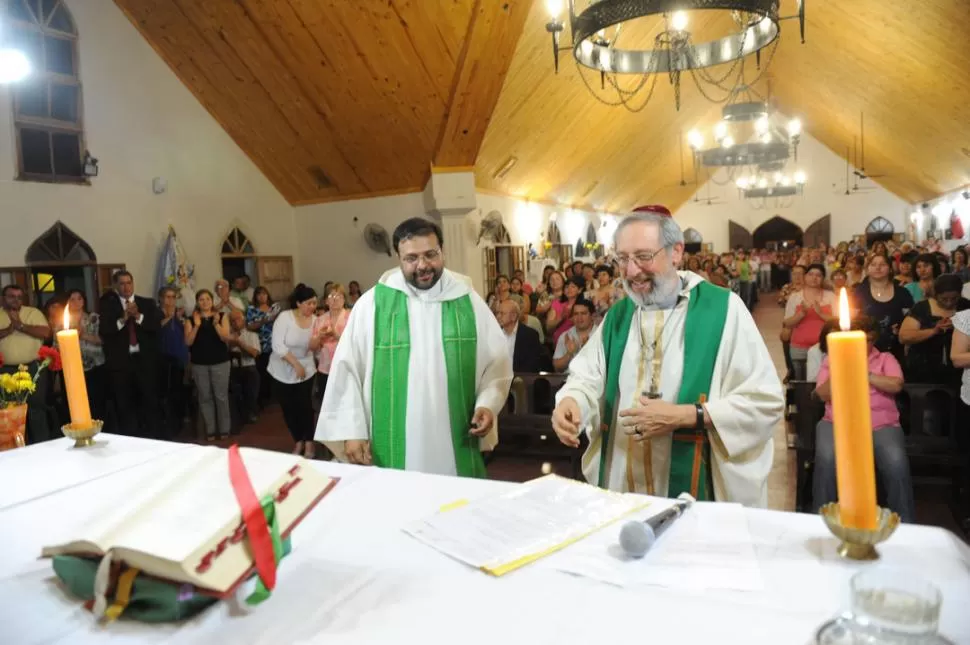 ANTE LOS FIELES. El obispo Rossi pone en funciones al sucesor de Ilarraz. LA GACETA / FOTO DE OSVALDO RIPOLL 