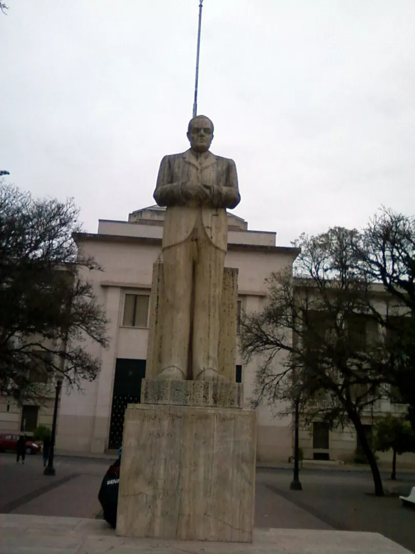 A la estatua de Hipólito Yrigoyen le hace falta una limpieza 
 