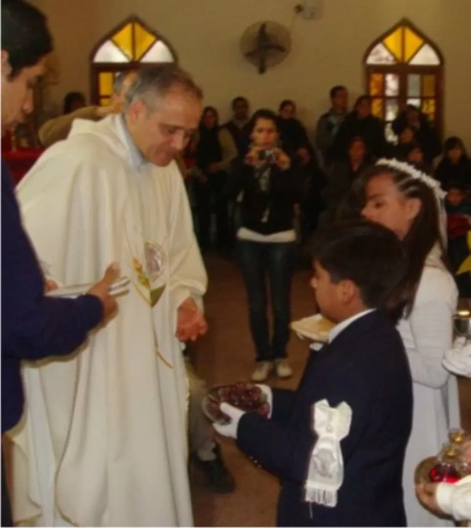EN FUNCIONES. El padre Justo Ilarraz daba misa en la parroquia Sagrado Corazón de la ciudad de Monteros. ANALISISDIGITAL.COM.AR