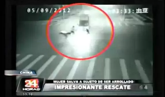 SUPER HEROINA. Una mujer salva a un ciclista de ser arrollado, teletransportándose al otro lado de la carretera. CAPTURA DE VIDEO
