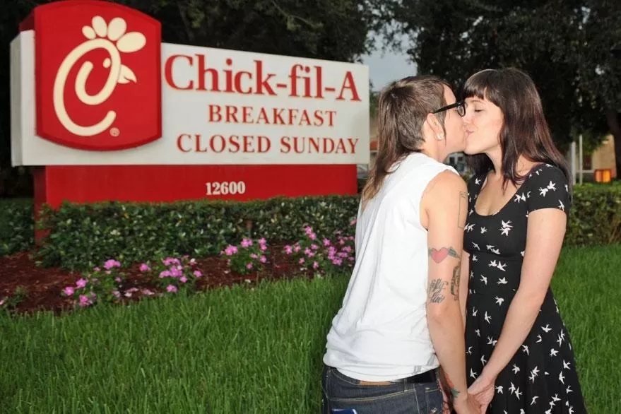 AMOR. Una pareja de chicas se manifiesta frente a un cartel de un fast food de Florida. FOTO TOMADA DE THESUPERFICIAL.COM