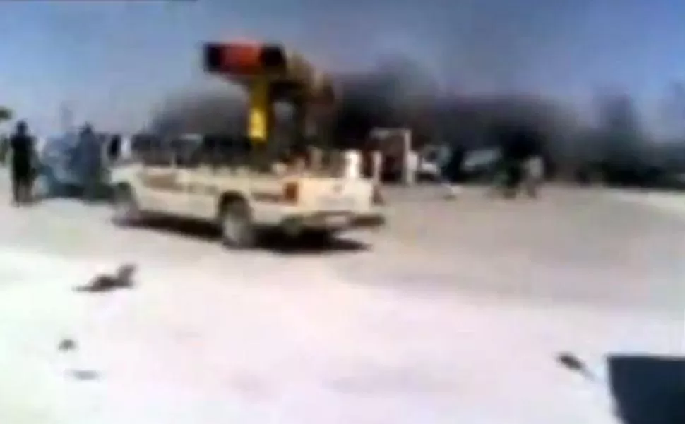 CRUDO PAISAJE. Una larga fila de vehículos esperaba cargar combustible cuando se produjo el ataque. CAPTURA DE VIDEO