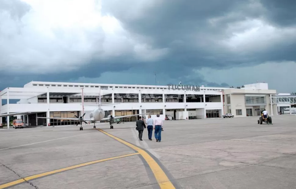 A LA ESPERA. El aeropuerto local sufrió las demoras de Buenos Aires. LA GACETA/ ARCHIVO.