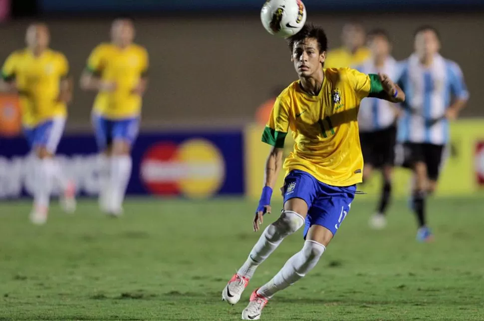 VERDUGO. Neymar no gravitó durante el partido, pero estuvo certero desde los 12 pasos. REUTERS