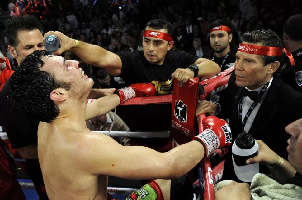 MIMADO. Con su padre en el rincón, Julito llegó invicto en 48 peleas como profesional. AFP