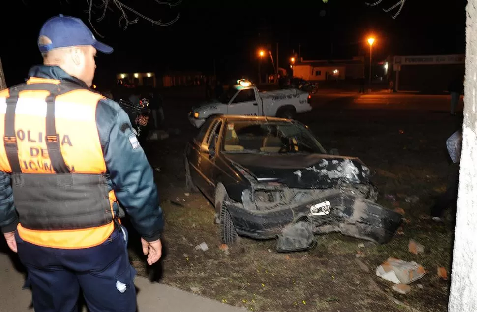 EN RÍO SECO. El choque del Peugeot 405 dejó dos heridos de gravedad. LA GACETA / FOTO DE OSVALDO RIPOLL