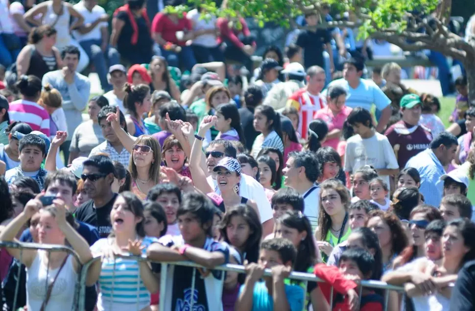 UNA MULTITUD. Alrededor de 1.500 fueron al festival del pie del cerro. LA GACETA / FOTO DE ANALIA JARAMILLO
