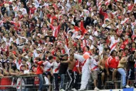 Hinchas millonarios exteriorizaron su enojo en el hall del Monumental