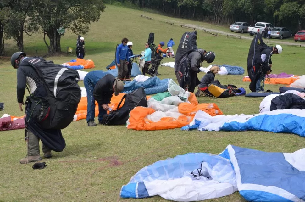 PARA COBRAR ALTURA. Más de 50 pilotos despegaron en Loma Bola. 