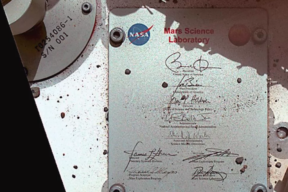 FIRMA ESPACIAL. La placa con la firma de Obama está colocada en la parte delantera izquierda de Curiosity. FOTO TOMADA DE NASA.GOV