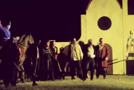 Oscuridad, militantes y una puesta en escena que emocionó